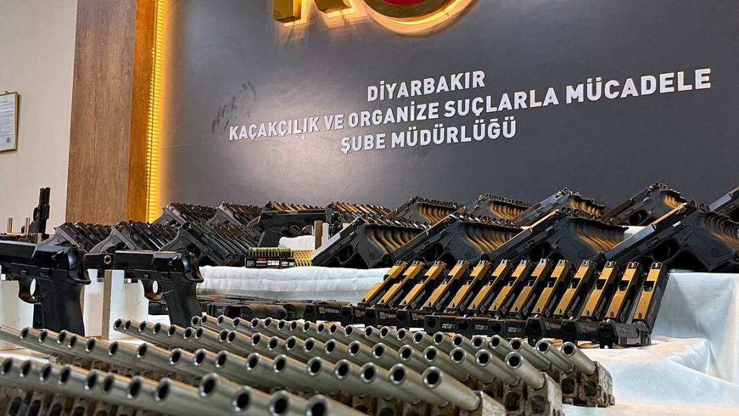 Oyuncak dükkanının alt katına inen polisin ağzı açık kaldı! Şehrin göbeğinde üretim atölyesi kurmuşlar 19